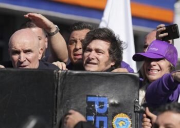 Tensión y seguridad en la caravana electoral de Javier Milei en Lomas de Zamora