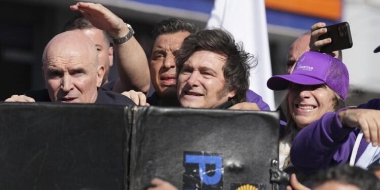 Tensión y seguridad en la caravana electoral de Javier Milei en Lomas de Zamora