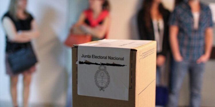 Jóvenes bonaerenses se preparan para votar por primera vez el 7 de septiembre