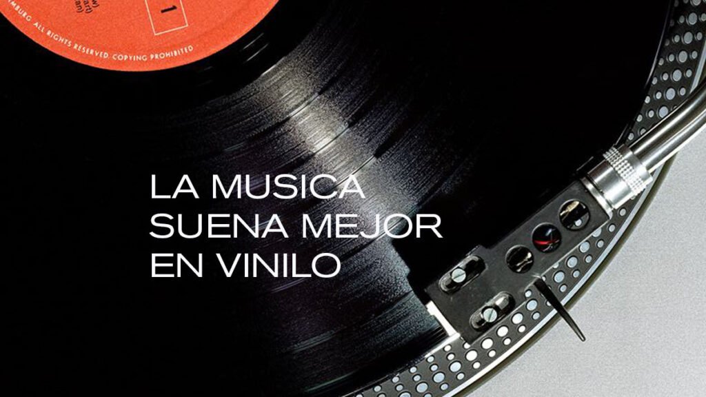 Vinilos y mates: el ritual que une a dos amigos en La Plata