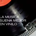 Vinilos y mates: el ritual que une a dos amigos en La Plata