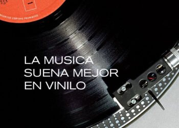 Vinilos y mates: el ritual que une a dos amigos en La Plata