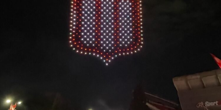 Estudiantes celebra su 120° aniversario con un innovador show de drones