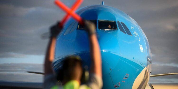 Paro de aeronáuticos genera caos en Aeroparque y afecta vuelos en todo el país