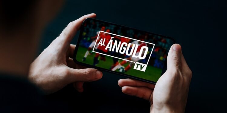 Lola del Carril se defiende tras memes sobre el cierre de Al Ángulo TV