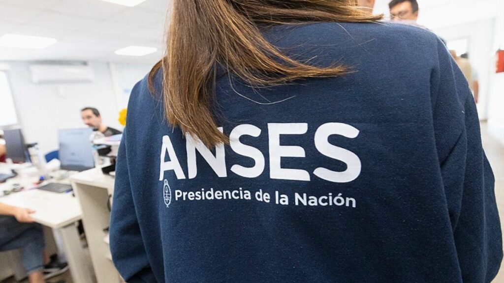 ¿Quién cobra sus jubilaciones y pensiones este lunes en ANSES?