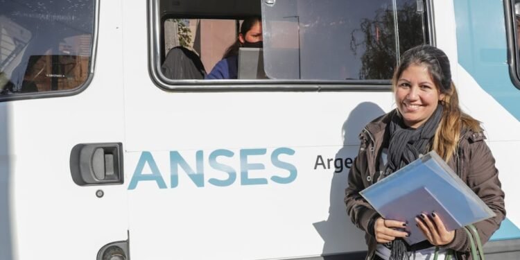¿Quiénes cobran hoy en ANSES? Cronograma de pagos y novedades importantes
