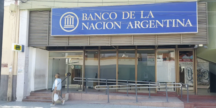 Bancos definen el precio del dólar: el más alto llega a $1.370 hoy