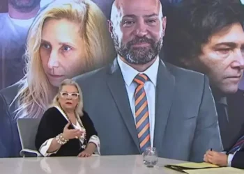 Carrió acusa a Milei de ver pornografía infantil y critica a su entorno
