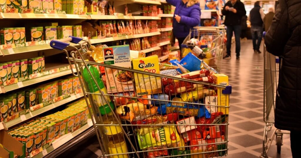 Las empresas envían nuevas listas de precios tras el aumento del dólar