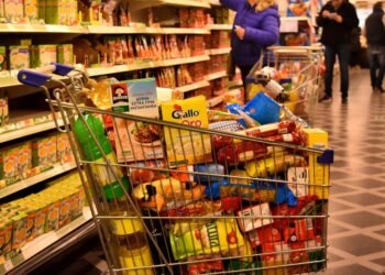 Las empresas envían nuevas listas de precios tras el aumento del dólar