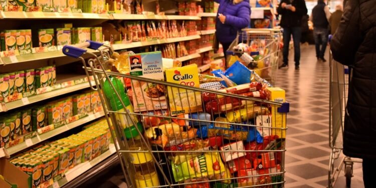 Las empresas envían nuevas listas de precios tras el aumento del dólar