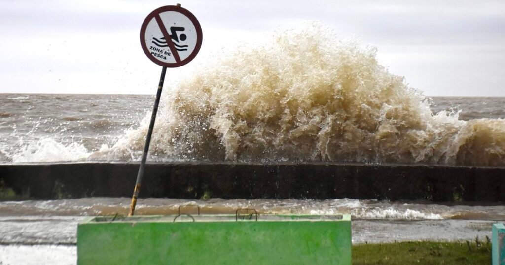 Rescatan a pescadores en el Río de la Plata tras más de 26 horas atrapados