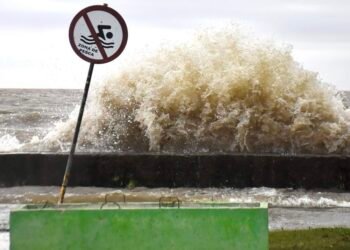 Rescatan a pescadores en el Río de la Plata tras más de 26 horas atrapados