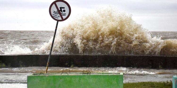 Rescatan a pescadores en el Río de la Plata tras más de 26 horas atrapados