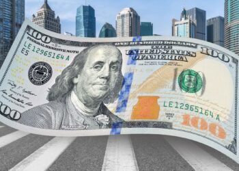 Dólar blue se dispara y expertos prevén una caída hasta $1.365 en agosto