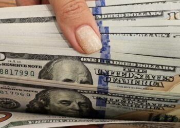 El dólar mayorista sube a $1.297 mientras el blue mantiene su descenso