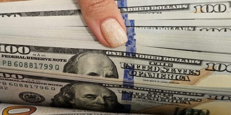 El dólar mayorista sube a $1.297 mientras el blue mantiene su descenso