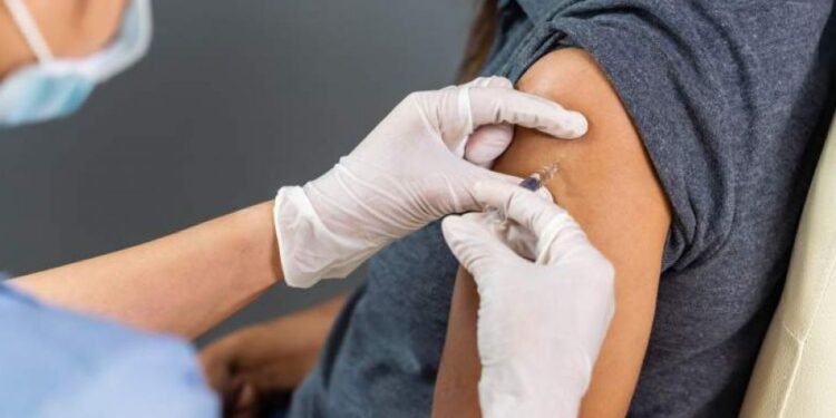 La vacunación contra la fiebre amarilla será gratuita solo en zonas de riesgo