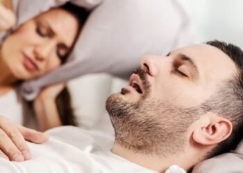 Ejercicio simple y efectivo promete acabar con los ronquidos en tres días