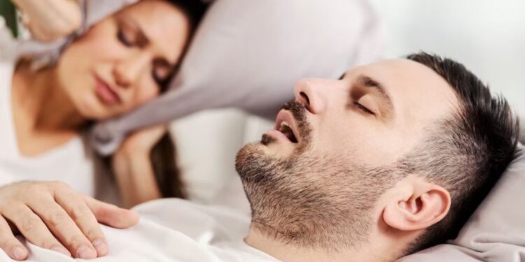 Ejercicio simple y efectivo promete acabar con los ronquidos en tres días