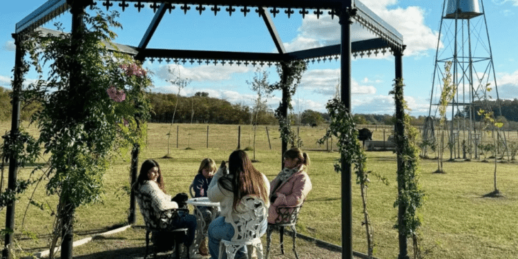 Plomer: el refugio rural que revive historias de tren y tradición