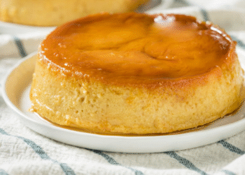 Prepara un flan casero cremoso en minutos con solo dos ingredientes