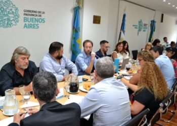 Gobierno bonaerense reabre paritarias con docentes y estatales el martes