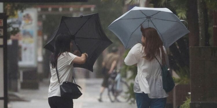 Alerta amarilla y naranja por fuertes vientos en ocho provincias del país