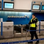 Controladores aéreos inician paro que afecta a 15.000 pasajeros en Argentina