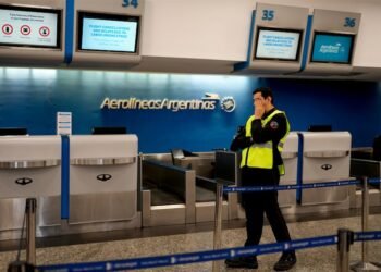 Controladores aéreos inician paro que afecta a 15.000 pasajeros en Argentina
