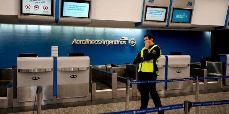 Controladores aéreos inician paro que afecta a 15.000 pasajeros en Argentina