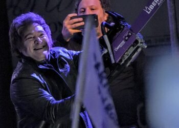 Milei llama a frenar a Kicillof y el kirchnerismo en La Plata