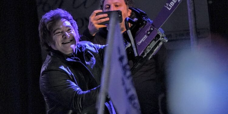 Milei llama a frenar a Kicillof y el kirchnerismo en La Plata