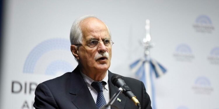 Fuerza Patria presenta a Jorge Taiana como candidato en Buenos Aires