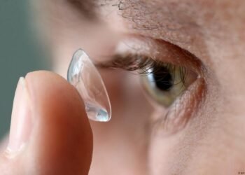 Desarrollan lentes de contacto que permiten ver en la oscuridad y más