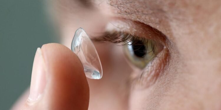 Desarrollan lentes de contacto que permiten ver en la oscuridad y más
