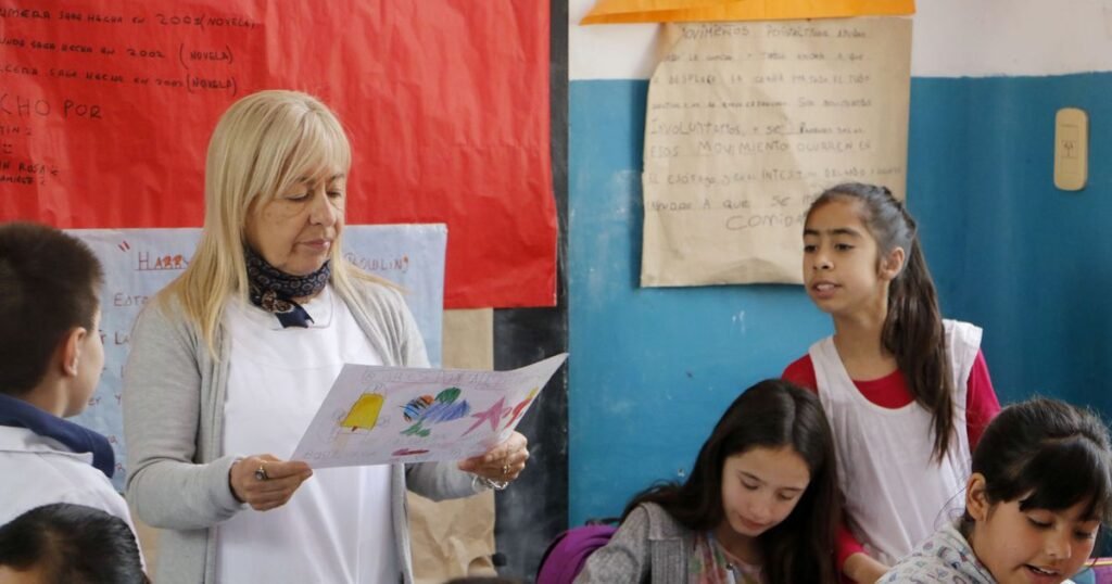 La Provincia ofrece aumento y mejoras laborales a docentes en paritarias