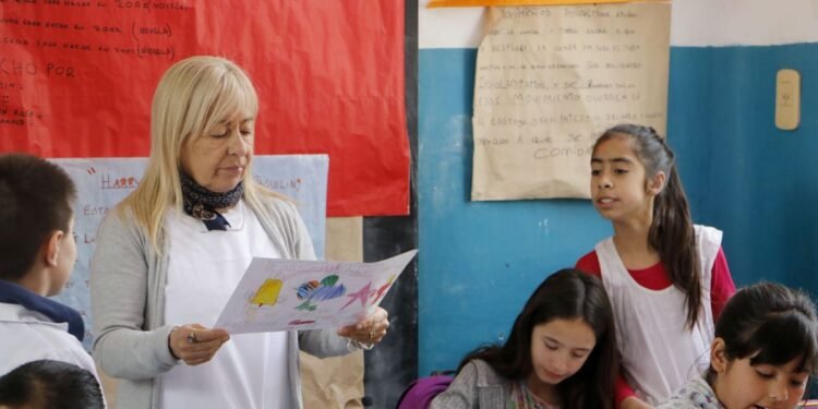 La Provincia ofrece aumento y mejoras laborales a docentes en paritarias