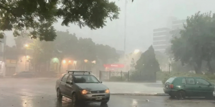Tormenta de Santa Rosa deja 100 evacuados y graves daños en Mendoza