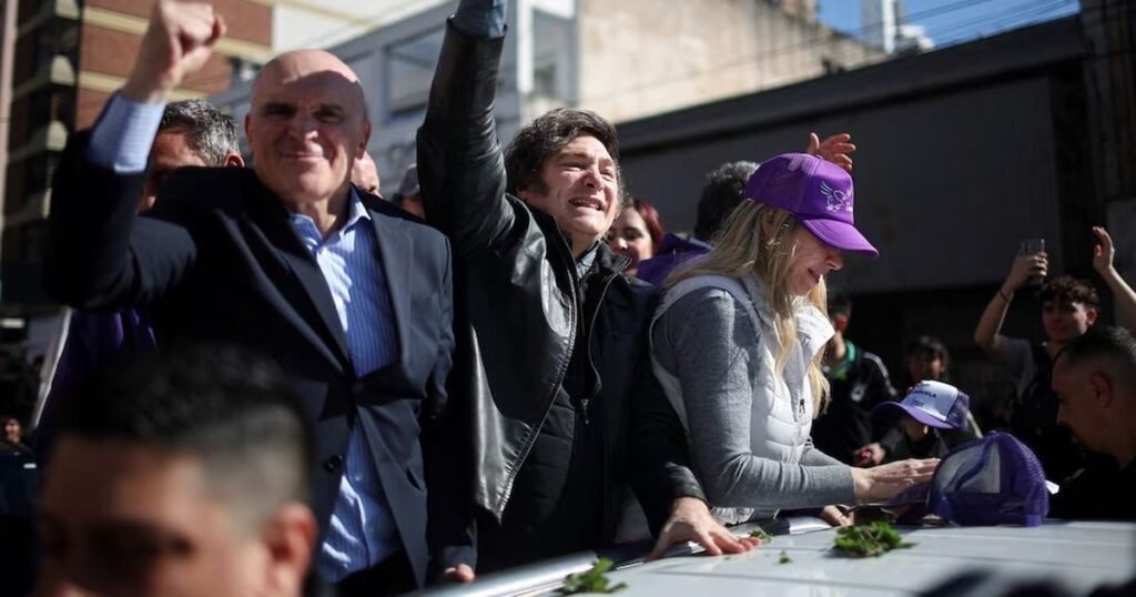 Milei refuerza su campaña tras agresiones en caravana de Lomas de Zamora