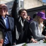 Milei refuerza su campaña tras agresiones en caravana de Lomas de Zamora