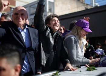 Milei refuerza su campaña tras agresiones en caravana de Lomas de Zamora