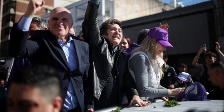 Milei refuerza su campaña tras agresiones en caravana de Lomas de Zamora