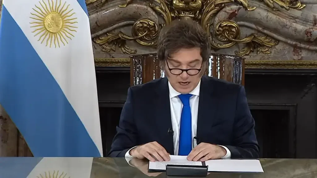 Milei veta aumento a jubilados y advierte sobre sanciones a legisladores