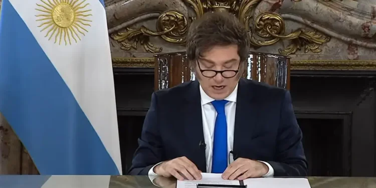 Milei veta aumento a jubilados y advierte sobre sanciones a legisladores