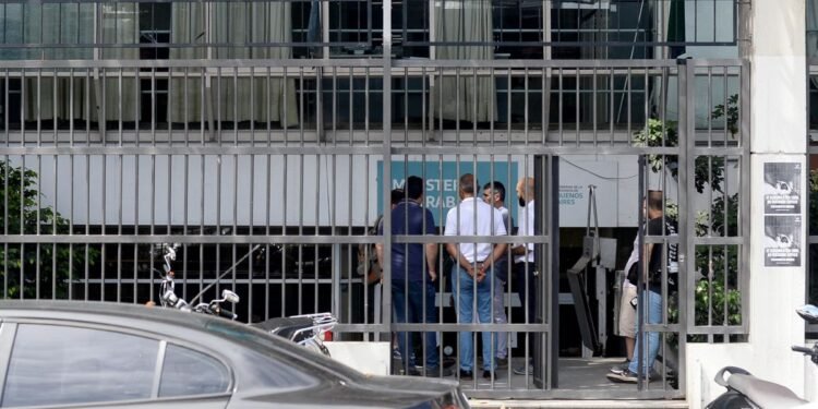 Provincia de Buenos Aires mejora propuesta salarial para docentes y estatales