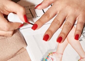 Clienta llega dos horas tarde a salón de uñas y genera polémica viral