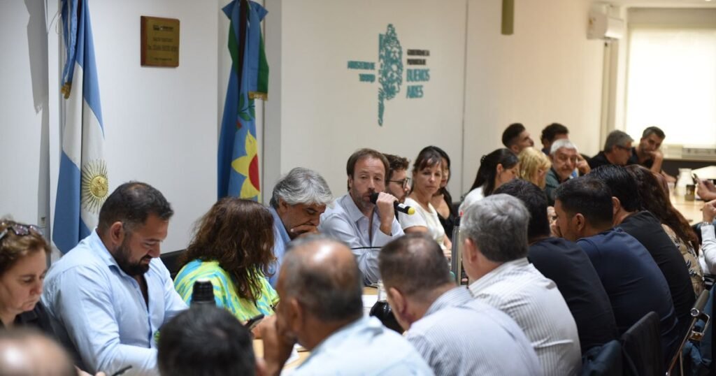 Gobierno bonaerense convoca a paritarias para docentes y estatales