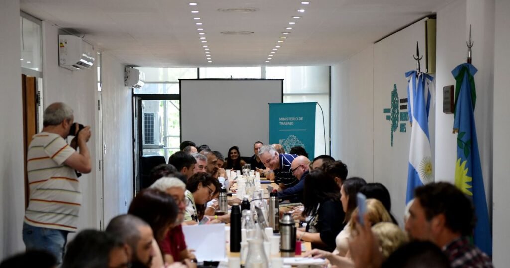 Gobierno provincial reabre paritarias con docentes y estatales sin oferta